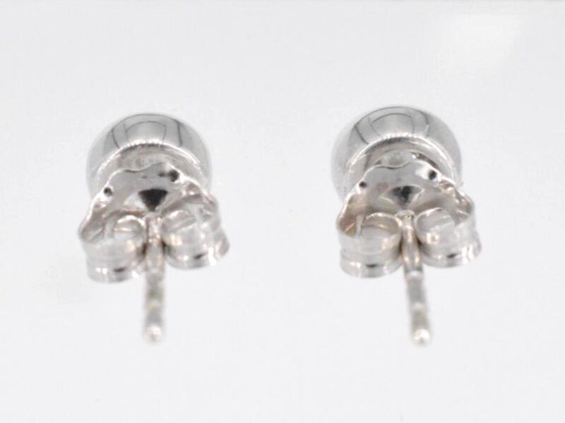 Witgouden oorbellen met een briljant geslepen diamant – foto 4 – kavel bij Onlineveilingmeester