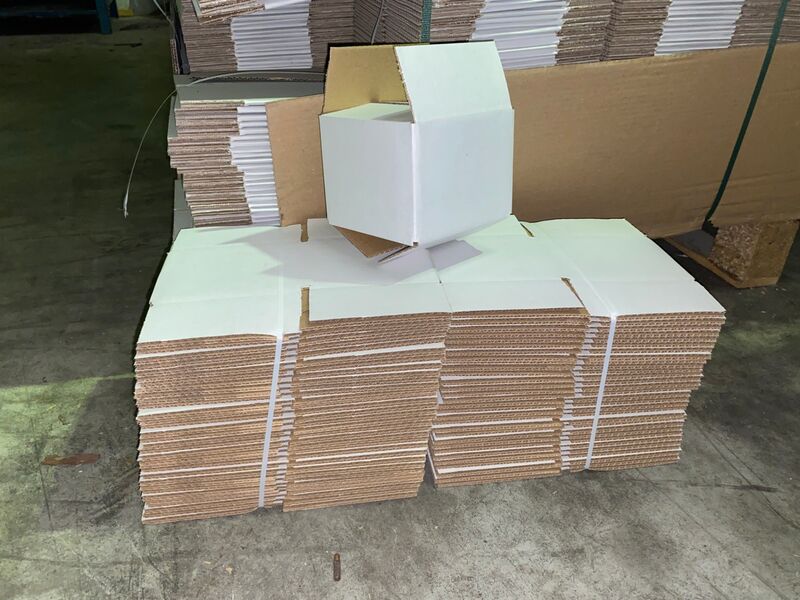 Ca. 1200x Verzenddoosjes, wit, 13x12x10cm – kavel bij Onlineveilingmeester, Gramsbergen