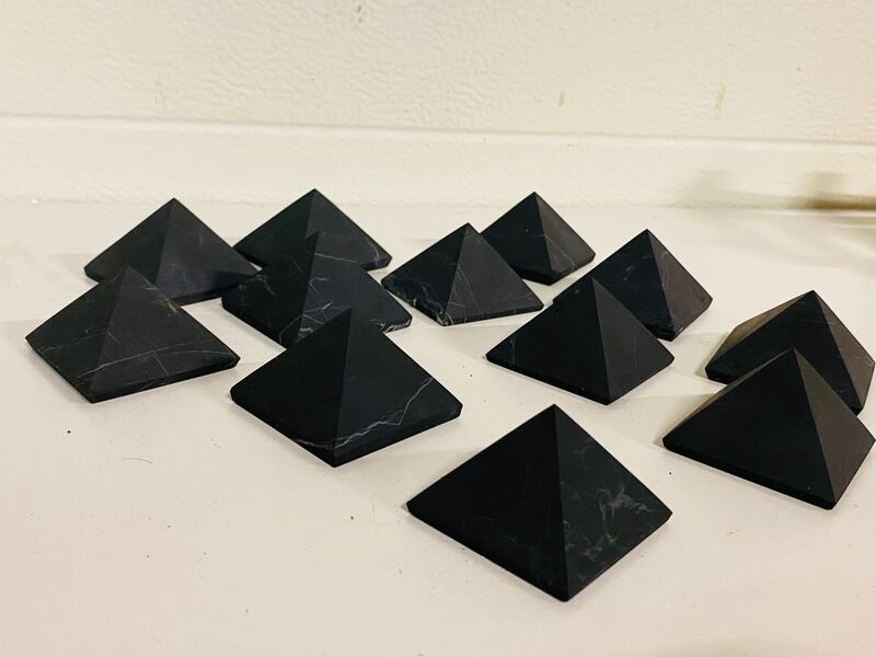 Ca. 12x Shungiet piramide ongepolijst – kavel bij Onlineveilingmeester, Gramsbergen
