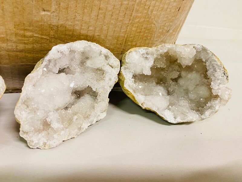 Ca. 60x Bergkristal geodes – foto 2 – kavel bij Onlineveilingmeester, Gramsbergen