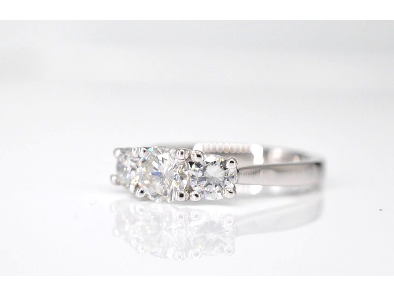 Witgouden trinity ring met briljant geslepen diamanten – foto 4 – kavel bij Onlineveilingmeester