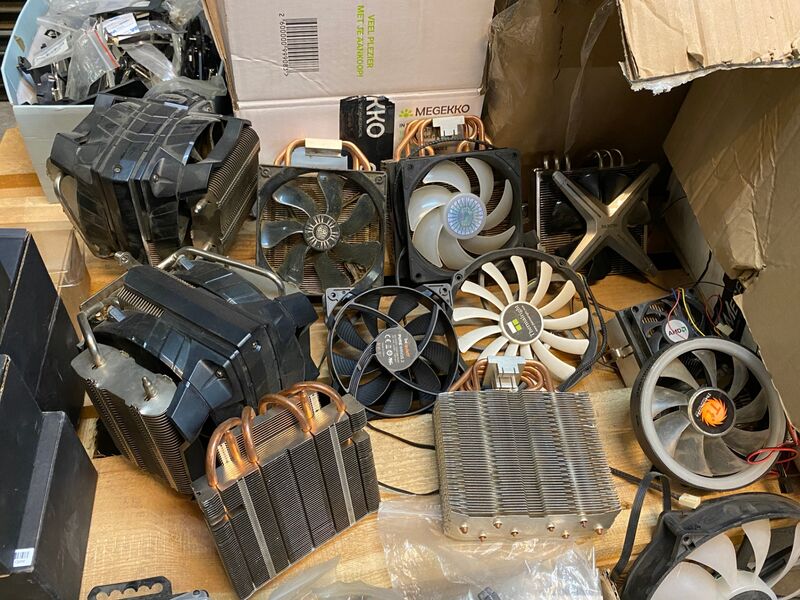 Partij computerkoeling en ventilatoren – foto 4 – kavel bij Onlineveilingmeester, Gramsbergen