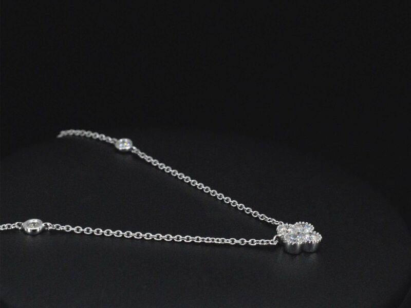 Witgouden collier met diamanten hanger klaver vier – foto 4 – kavel bij Onlineveilingmeester