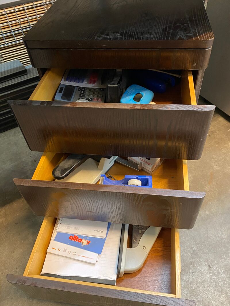 2x Grote bureaus en ladekastjes – foto 7 – kavel bij Onlineveilingmeester, Gramsbergen