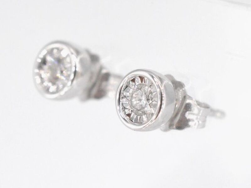 Witgouden oorbellen met een briljant geslepen diamant – foto 3 – kavel bij Onlineveilingmeester