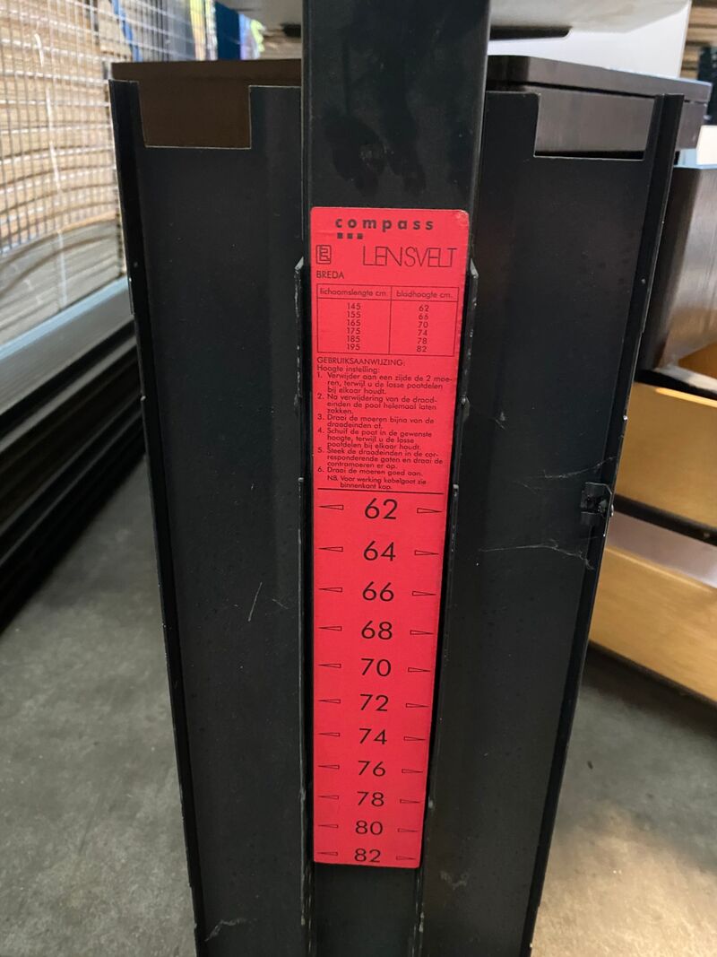 2x Grote bureaus en ladekastjes – foto 4 – kavel bij Onlineveilingmeester, Gramsbergen