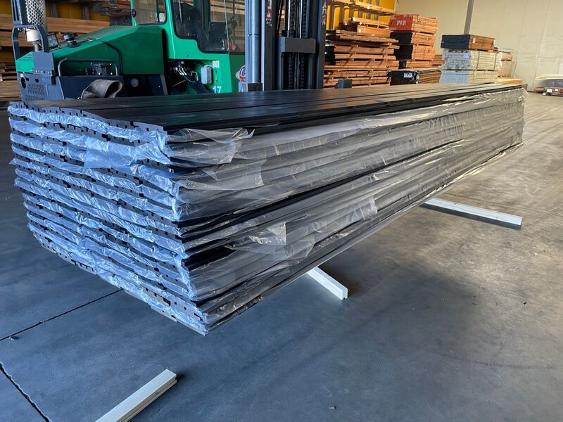 Ca. 100x Grenen Design Profiel Zwart Gecoat, 21x145mm, lengte 450cm – foto 2 – kavel bij Onlineveilingmeester