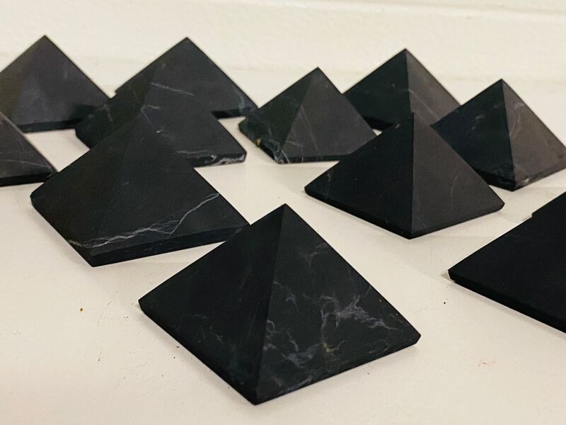 Ca. 12x Shungiet piramide ongepolijst – foto 3 – kavel bij Onlineveilingmeester, Gramsbergen