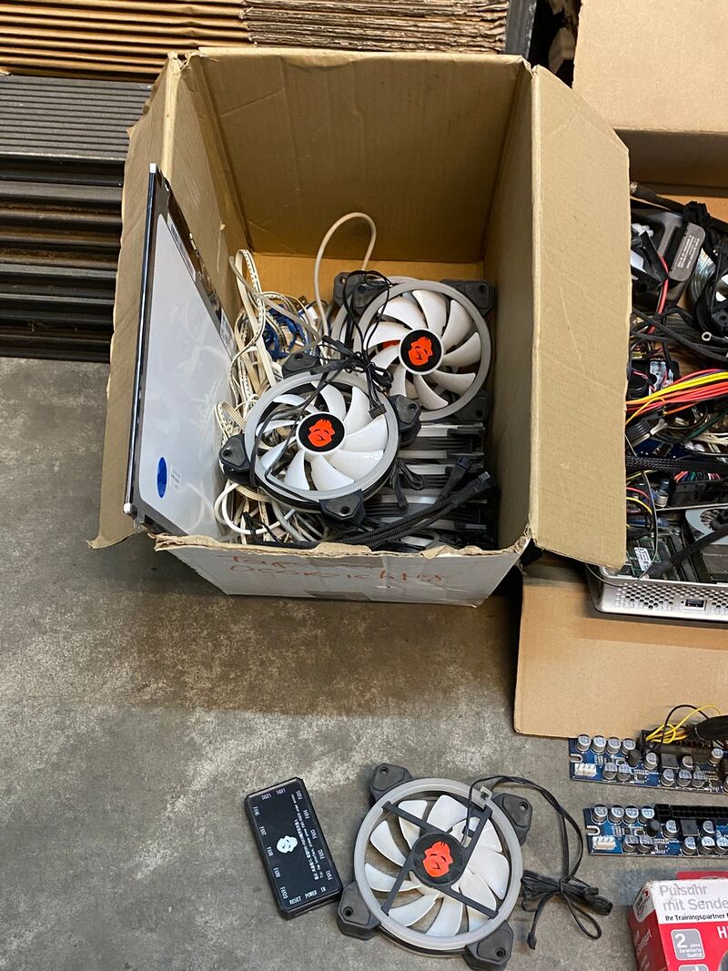 Verzameling computeronderdelen – foto 2 – kavel bij Onlineveilingmeester, Gramsbergen