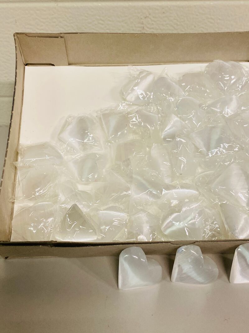 Ca. 50x Seleniet hartjes, wit – foto 4 – kavel bij Onlineveilingmeester, Gramsbergen
