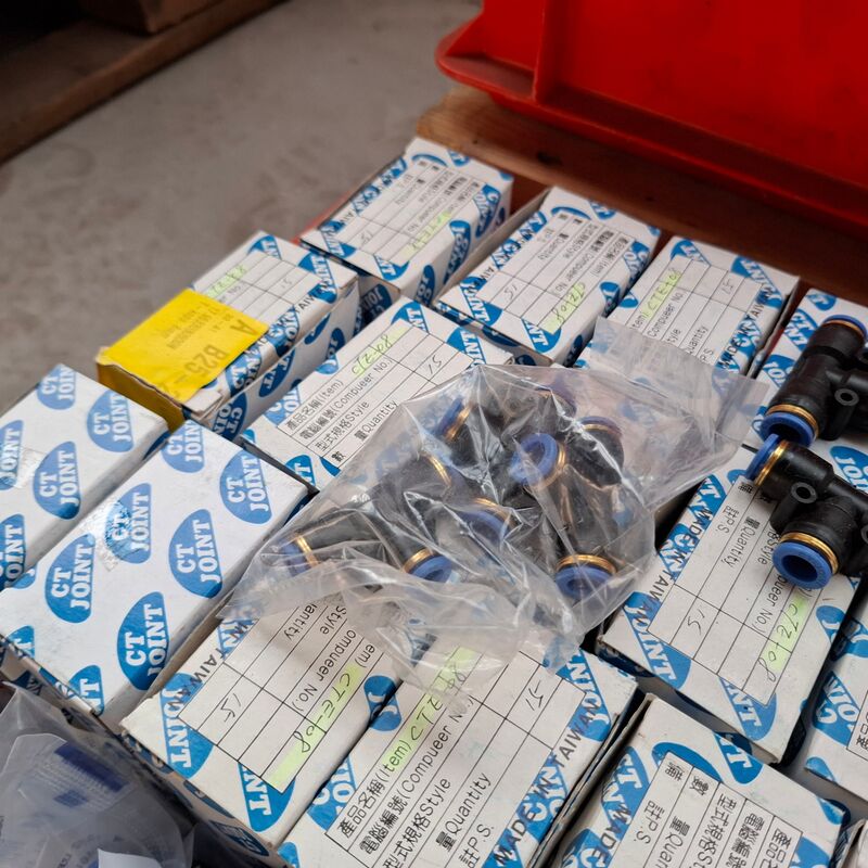 Partij diverse pneumatische koppelingen en toebehoren o.a. Giss, SMC, Festo – foto 6 – kavel bij Onlineveilingmeester, Winsum