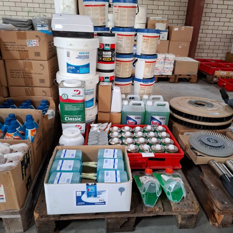 Partij diverse schoonmaak producten en toebehoren o.a. Tricel, Dreumex, Sun – foto 3 – kavel bij Onlineveilingmeester, Winsum