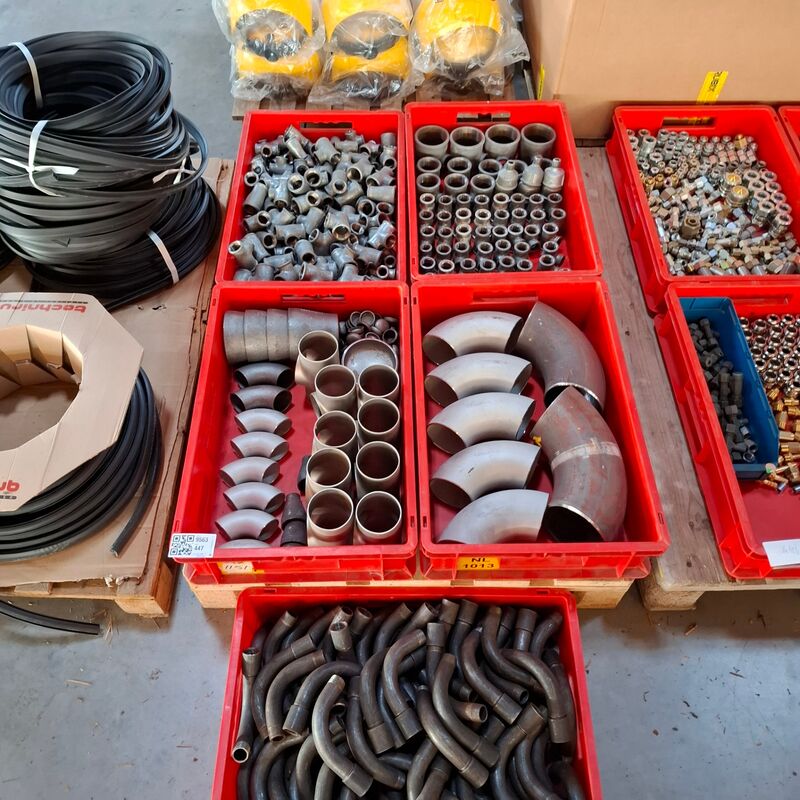 Partij diverse pijpbochten en T-stuk koppelingen – foto 2 – kavel bij Onlineveilingmeester, Winsum