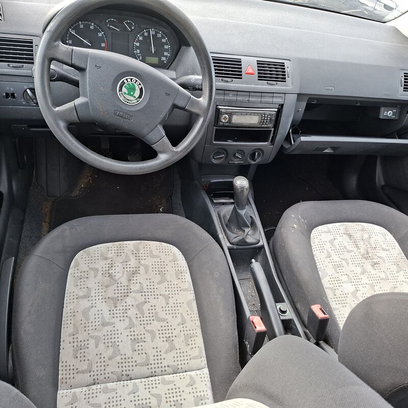 Personenauto, Skoda, Fabia Combi, 1.4-16V Comfort, 2004 – foto 5 – kavel bij Domeinen Roerende Zaken, Soesterberg