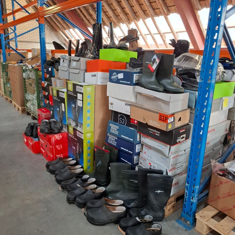 Ca. 200 paar Diverse werkschoenen, laarzen, klompen o.a. Dunlop, Bekina, Uvex, Bata – foto 2 – kavel bij Onlineveilingmeester, Winsum