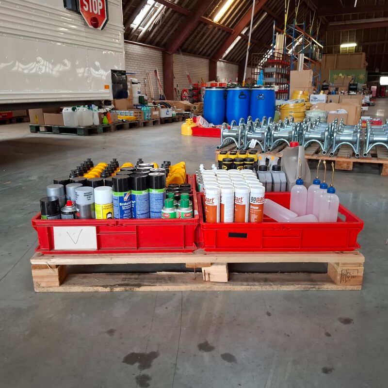 Diverse spuitbussen en oliën – kavel bij Onlineveilingmeester, Winsum