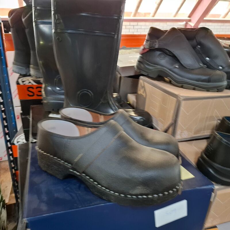 Ca. 200 paar Diverse werkschoenen, laarzen, klompen o.a. Dunlop, Bekina, Uvex, Bata – foto 6 – kavel bij Onlineveilingmeester, Winsum