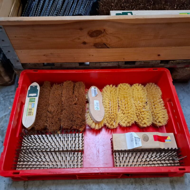 Assortiment diverse vegers / bezems – foto 8 – kavel bij Onlineveilingmeester, Winsum