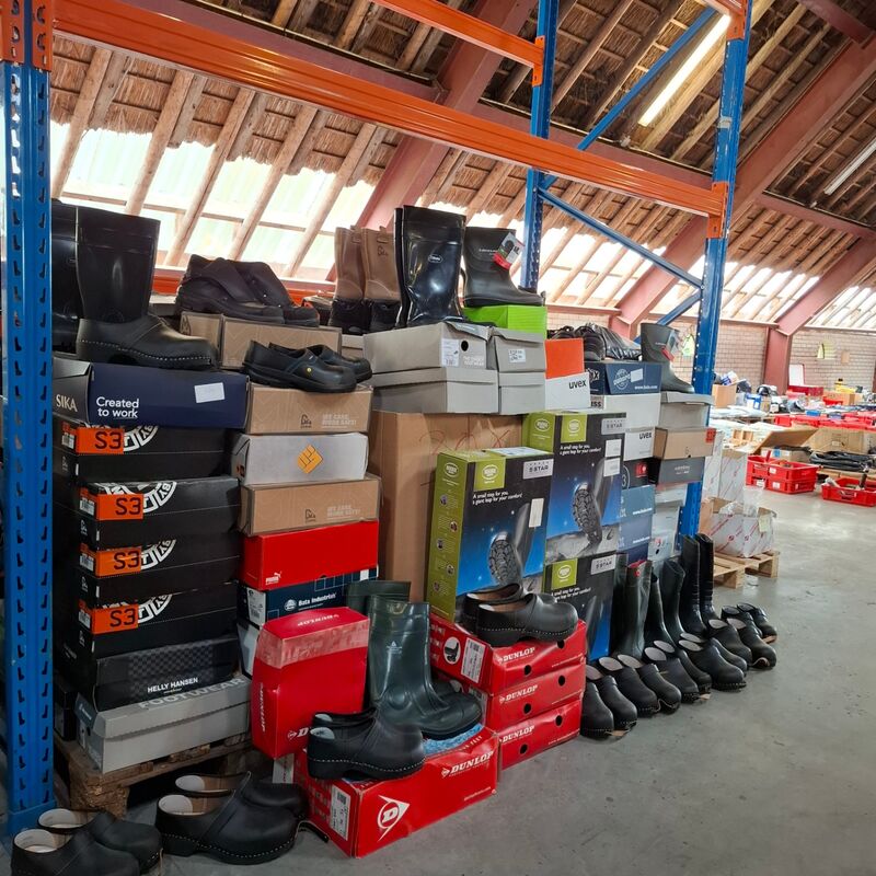 Ca. 200 paar Diverse werkschoenen, laarzen, klompen o.a. Dunlop, Bekina, Uvex, Bata – foto 3 – kavel bij Onlineveilingmeester, Winsum