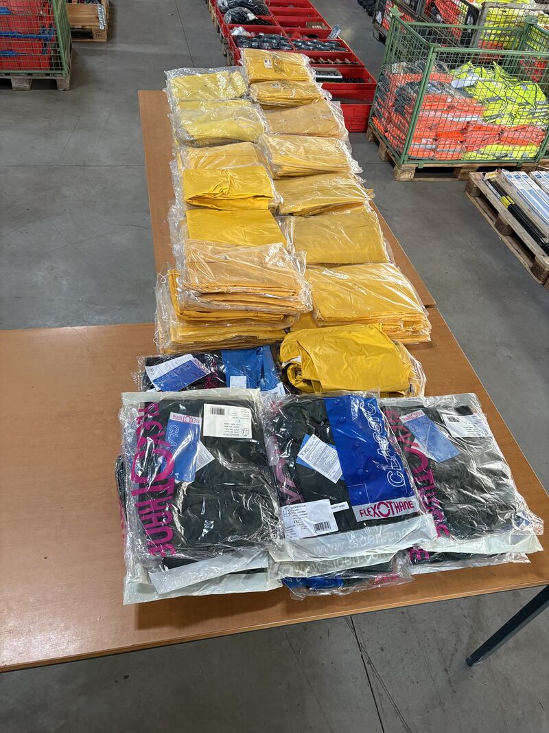 Ca. 170x Diverse regenkleding o.a. Flexothane – foto 3 – kavel bij Onlineveilingmeester, Winsum