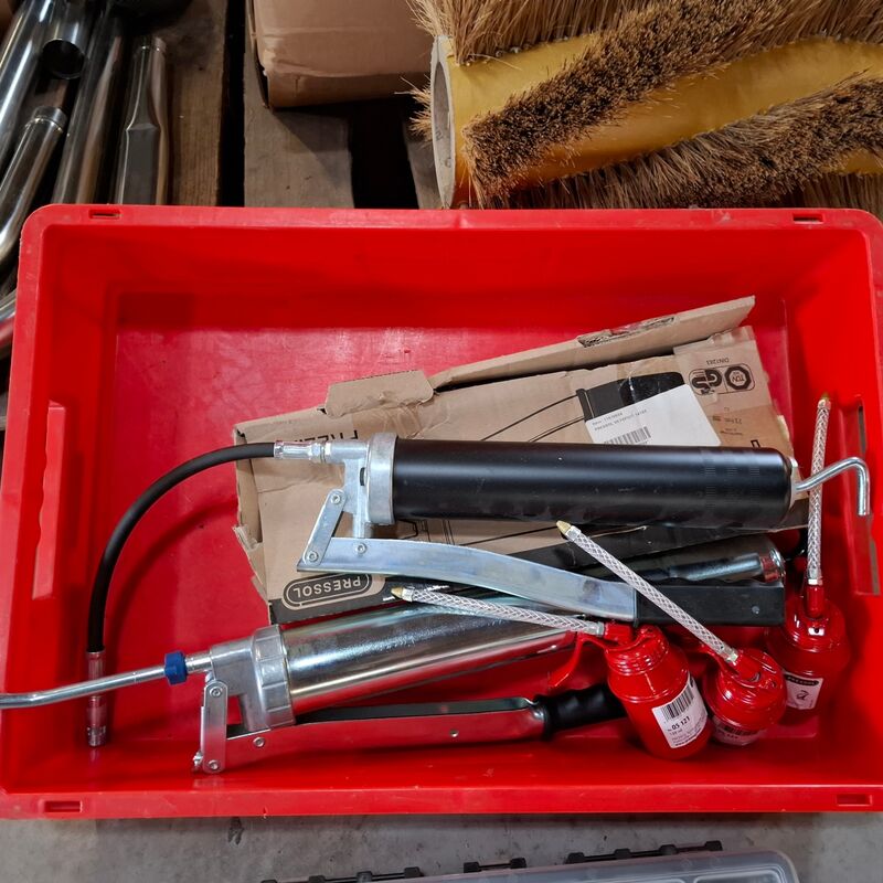 2x Vetspuit met diverse vetnippels in assortimentbox – foto 2 – kavel bij Onlineveilingmeester, Winsum