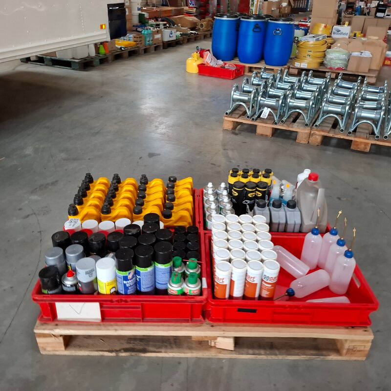 Diverse spuitbussen en oliën – foto 2 – kavel bij Onlineveilingmeester, Winsum
