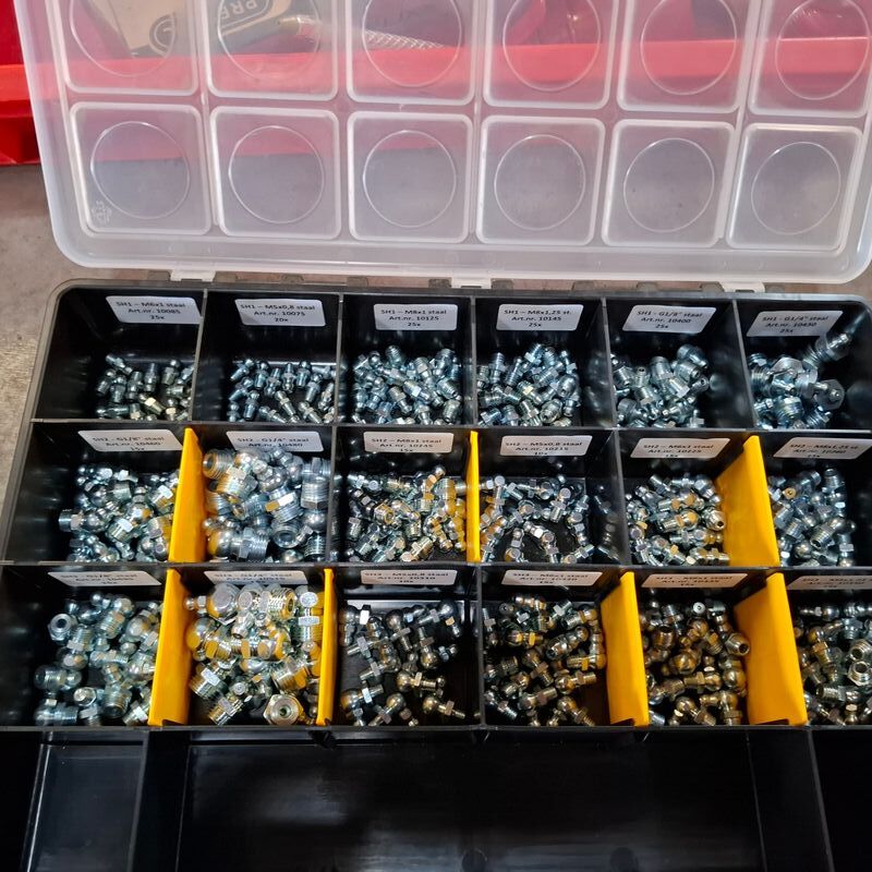 2x Vetspuit met diverse vetnippels in assortimentbox – foto 6 – kavel bij Onlineveilingmeester, Winsum