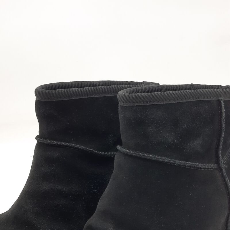 Paar schoenen, UGG – foto 4 – kavel bij Domeinen Roerende Zaken, Groningen