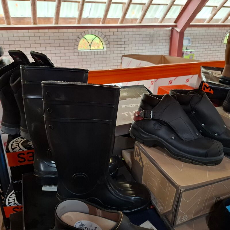 Ca. 200 paar Diverse werkschoenen, laarzen, klompen o.a. Dunlop, Bekina, Uvex, Bata – foto 4 – kavel bij Onlineveilingmeester, Winsum