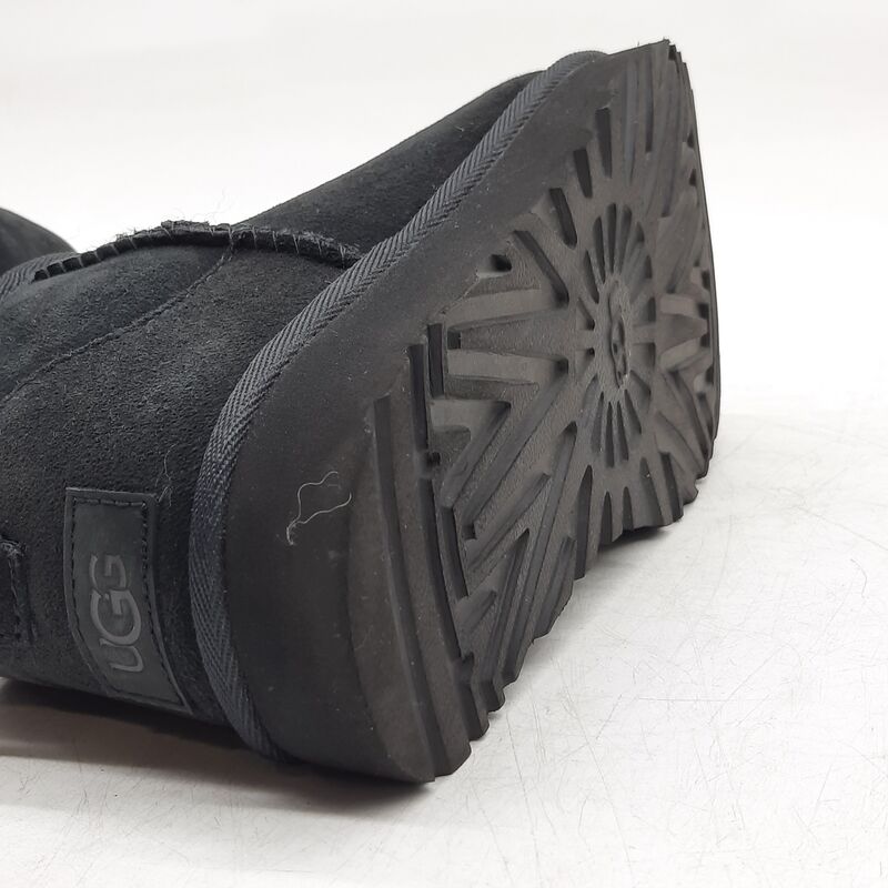 Paar schoenen, maat 37, UGG, 1116109 – foto 9 – kavel bij Domeinen Roerende Zaken, Groningen