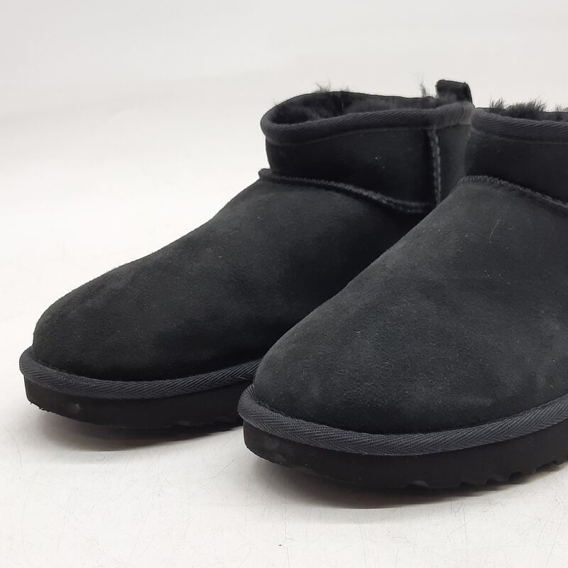 Paar schoenen, maat 37, UGG, 1116109 – foto 2 – kavel bij Domeinen Roerende Zaken, Groningen