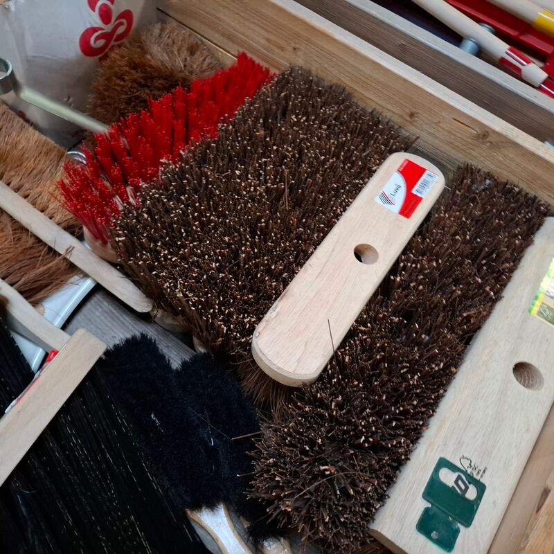 Assortiment diverse vegers / bezems – foto 5 – kavel bij Onlineveilingmeester, Winsum