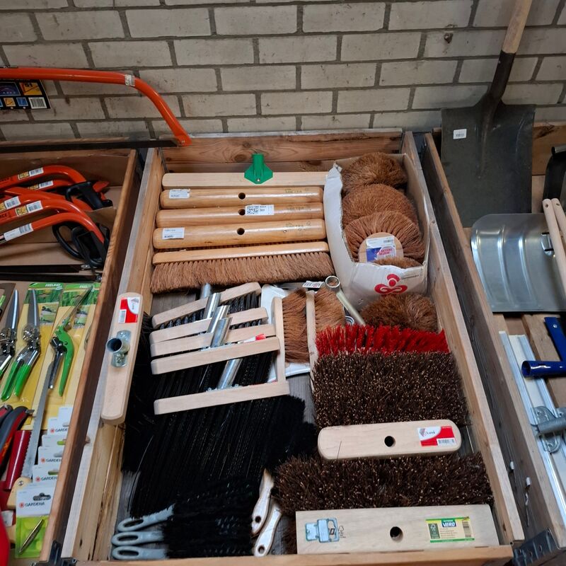 Assortiment diverse vegers / bezems – foto 2 – kavel bij Onlineveilingmeester, Winsum