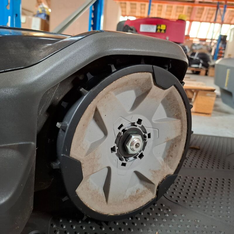 Demo robotmaaier Husqvarna, Automower 305, bouwjaar 2021 – foto 4 – kavel bij Onlineveilingmeester, Winsum