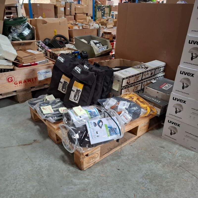 Ca. 34x Diverse harnassen en toebehoren o.a. Petzl – foto 2 – kavel bij Onlineveilingmeester, Winsum