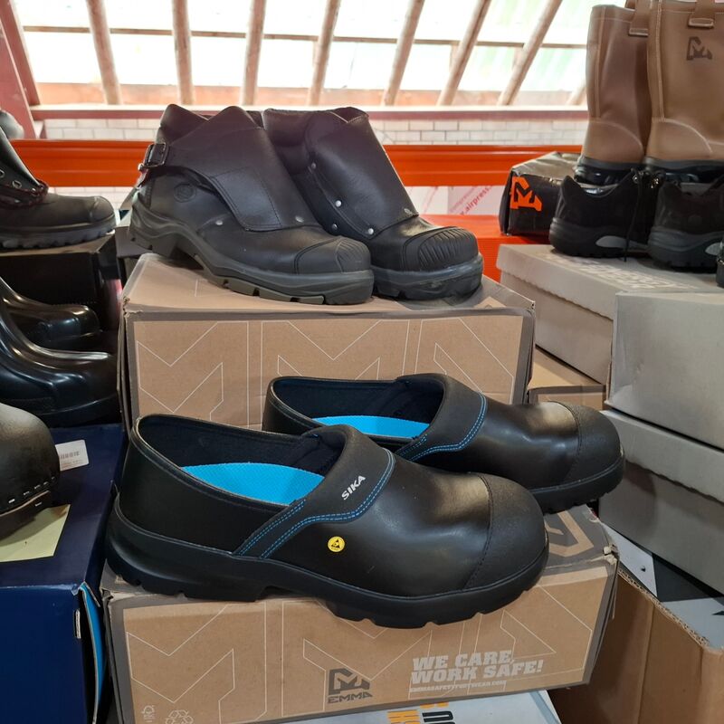 Ca. 200 paar Diverse werkschoenen, laarzen, klompen o.a. Dunlop, Bekina, Uvex, Bata – foto 7 – kavel bij Onlineveilingmeester, Winsum