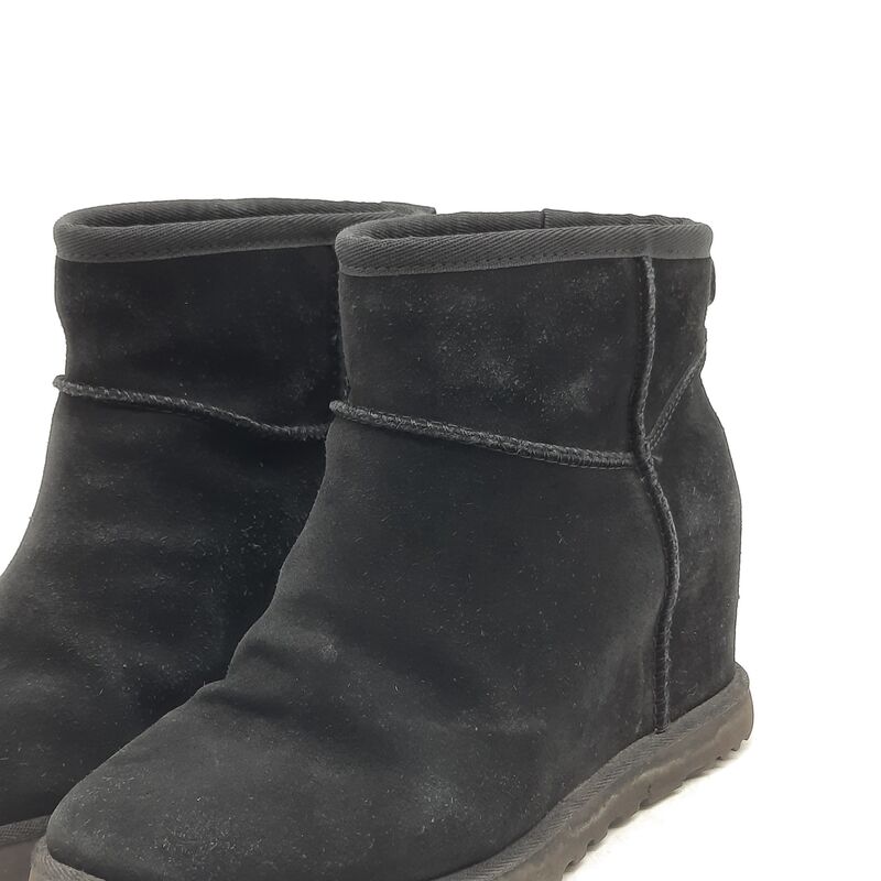 Paar schoenen, UGG – foto 3 – kavel bij Domeinen Roerende Zaken, Groningen