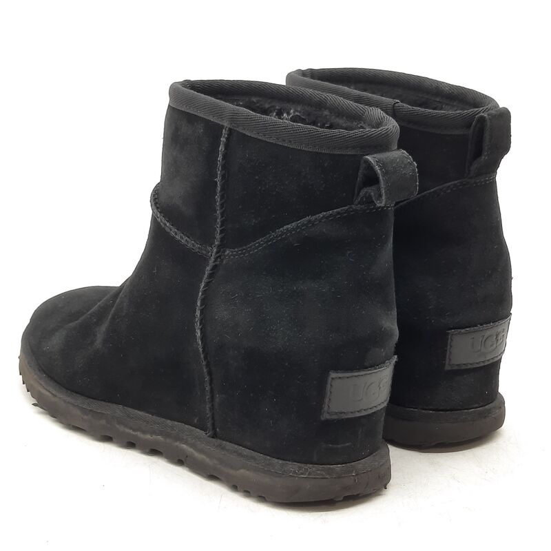 Paar schoenen, UGG – foto 6 – kavel bij Domeinen Roerende Zaken, Groningen