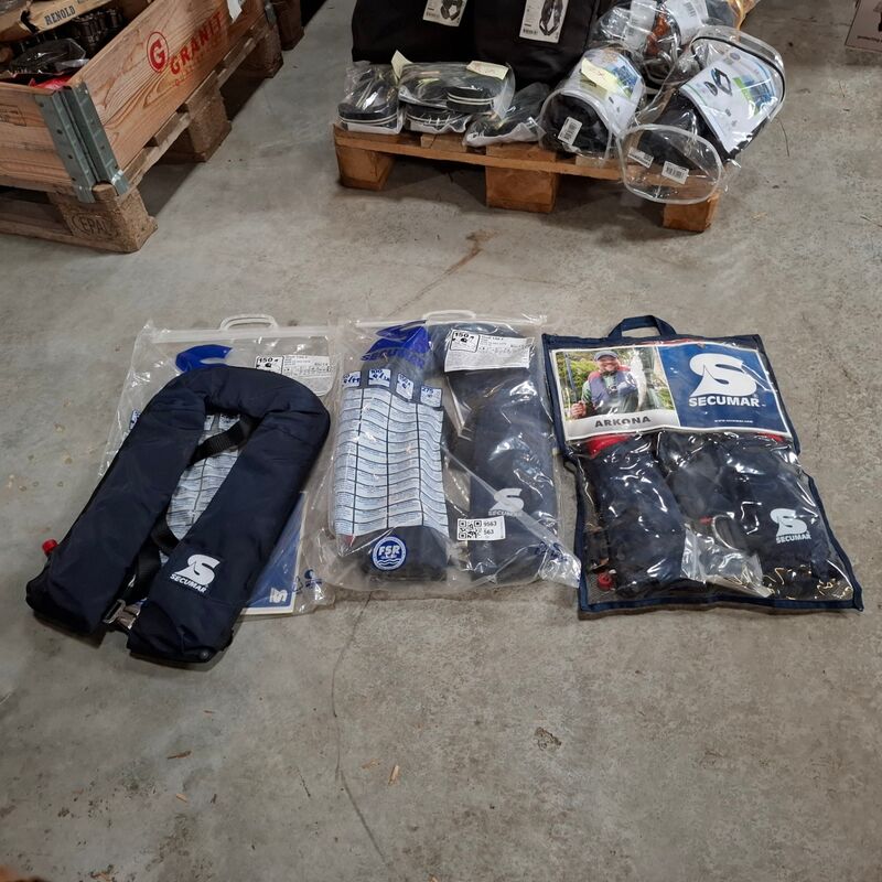 3x Diverse reddingsvest Secumar, 2x Golf 150F, 1x Arkona – kavel bij Onlineveilingmeester, Winsum