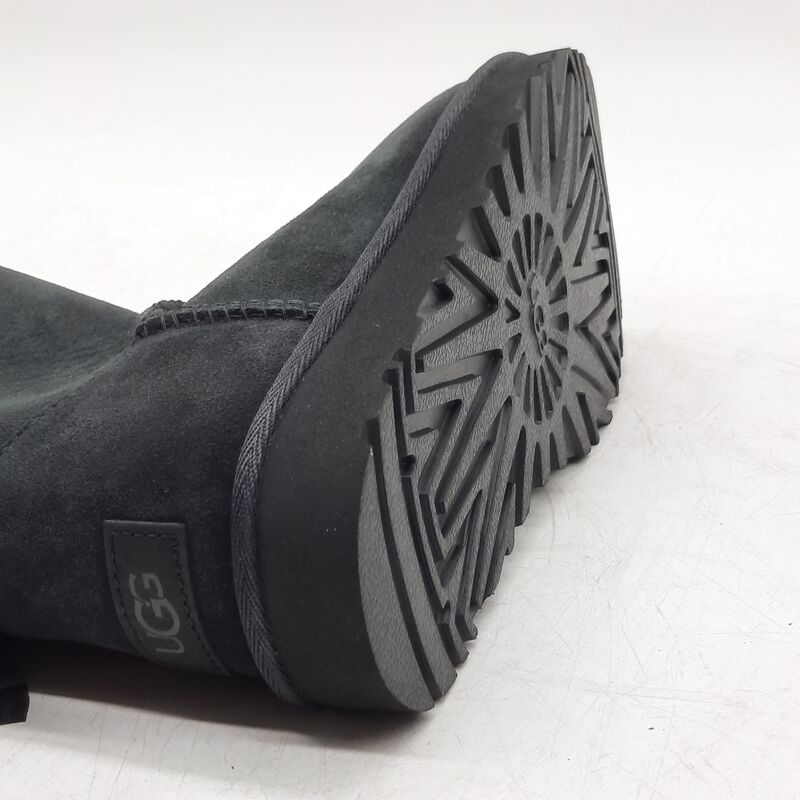 Paar schoenen, maat 37, UGG, 1016501 – foto 8 – kavel bij Domeinen Roerende Zaken, Groningen