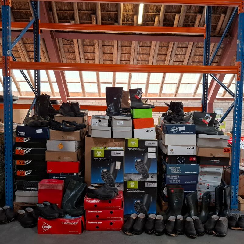 Ca. 200 paar Diverse werkschoenen, laarzen, klompen o.a. Dunlop, Bekina, Uvex, Bata – kavel bij Onlineveilingmeester, Winsum