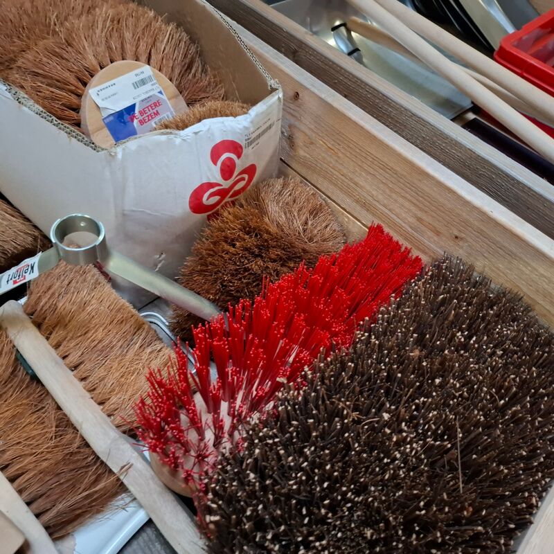 Assortiment diverse vegers / bezems – foto 6 – kavel bij Onlineveilingmeester, Winsum