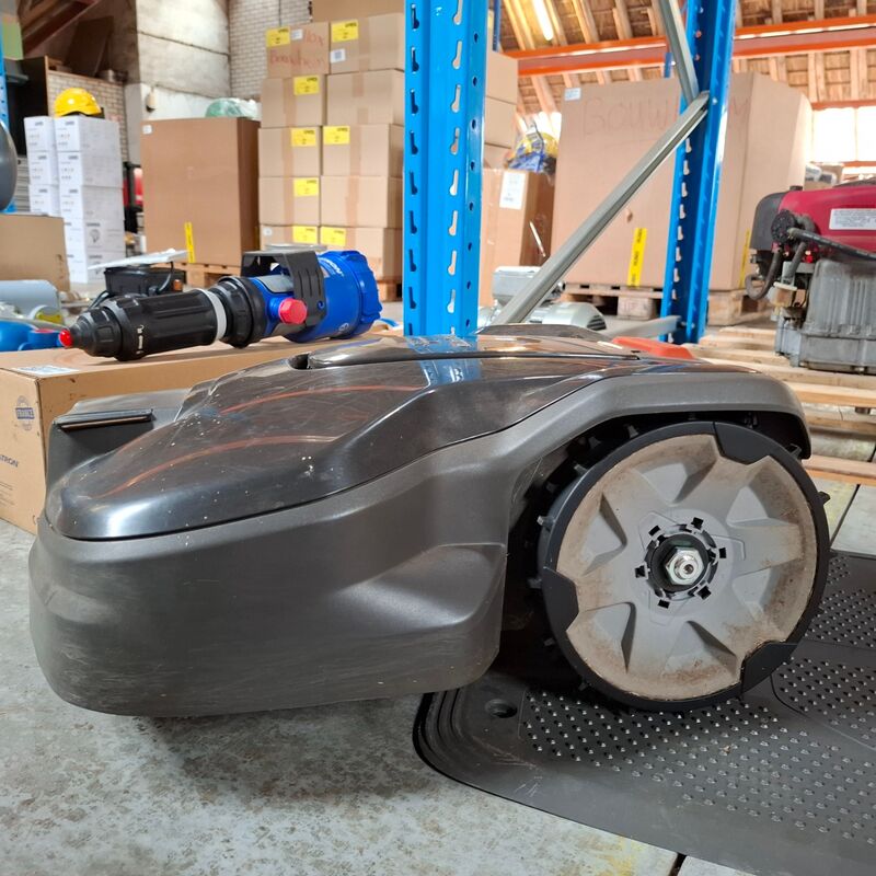 Demo robotmaaier Husqvarna, Automower 305, bouwjaar 2021 – foto 3 – kavel bij Onlineveilingmeester, Winsum
