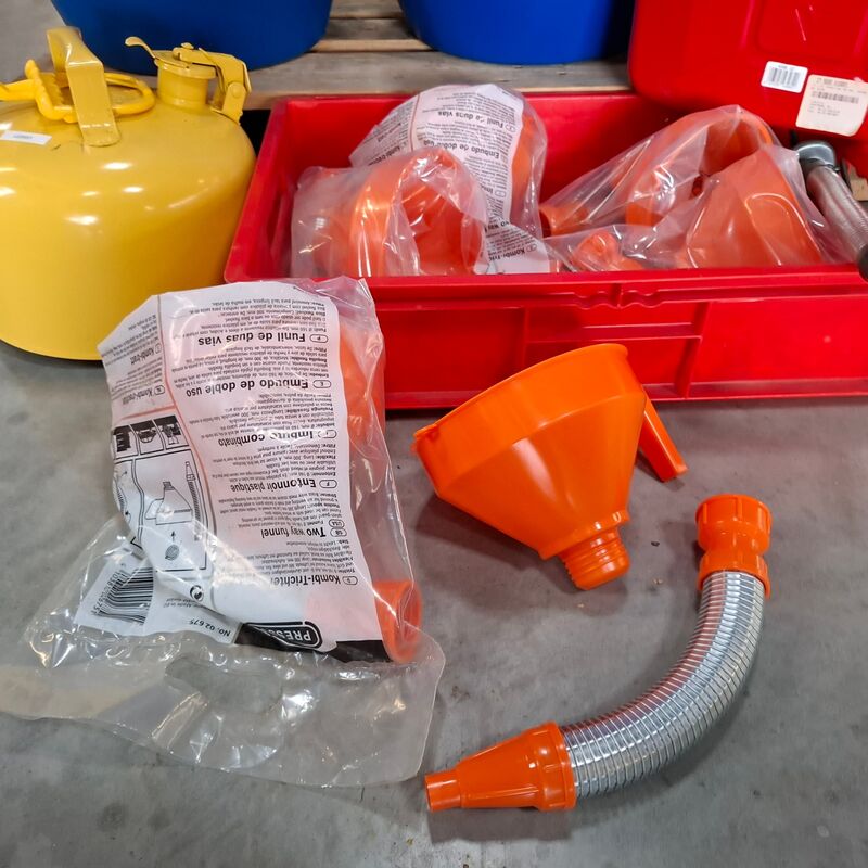 2x Jerrycan met 6x trechter – foto 4 – kavel bij Onlineveilingmeester, Winsum