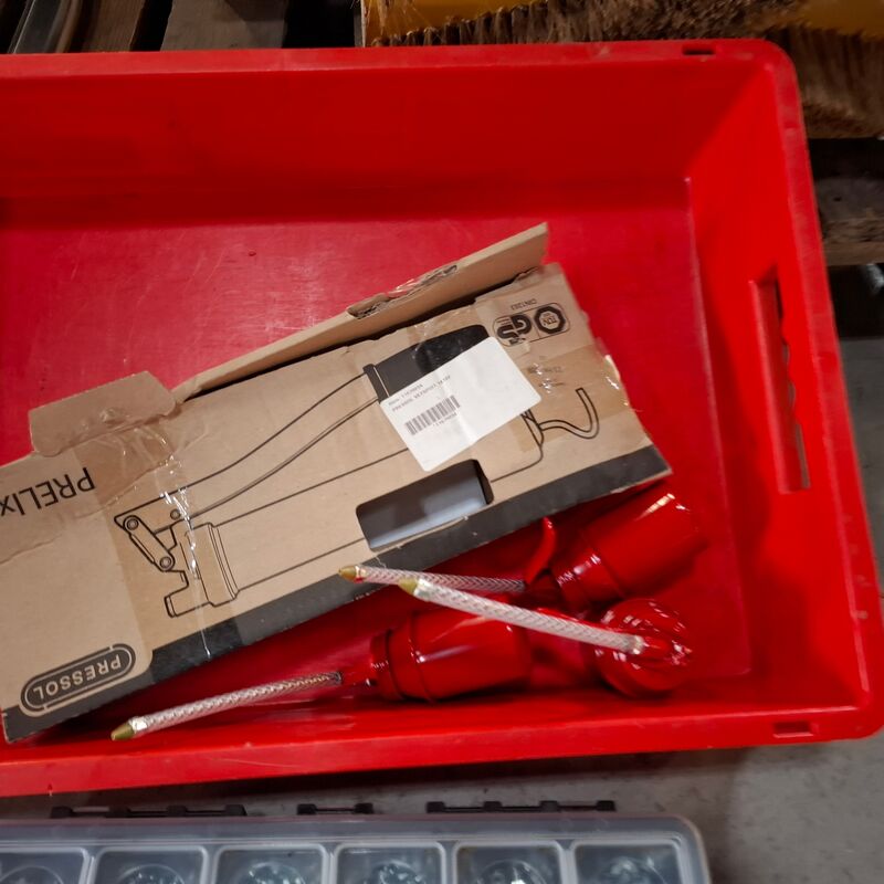 2x Vetspuit met diverse vetnippels in assortimentbox – foto 4 – kavel bij Onlineveilingmeester, Winsum