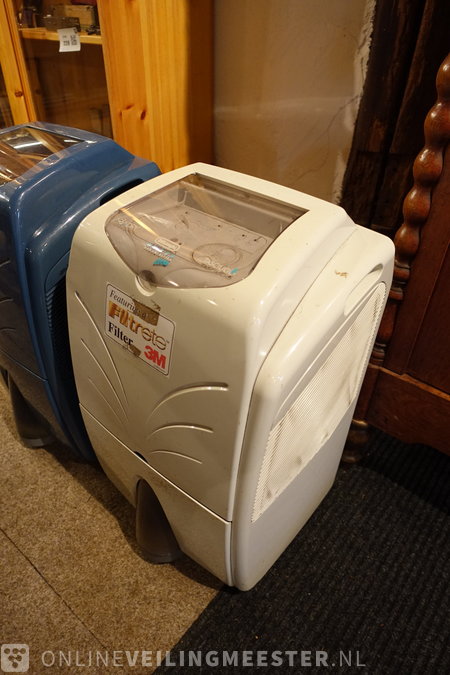 2x DeLonghi DE320 and DE220 dehumidifier Onlineauctionmaster