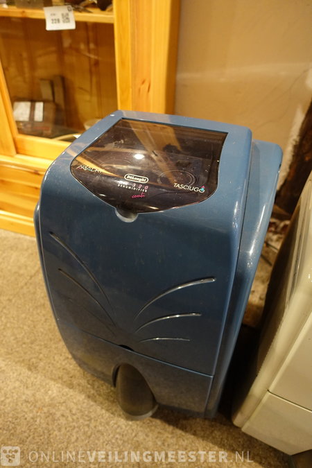 2x DeLonghi DE320 and DE220 dehumidifier Onlineauctionmaster