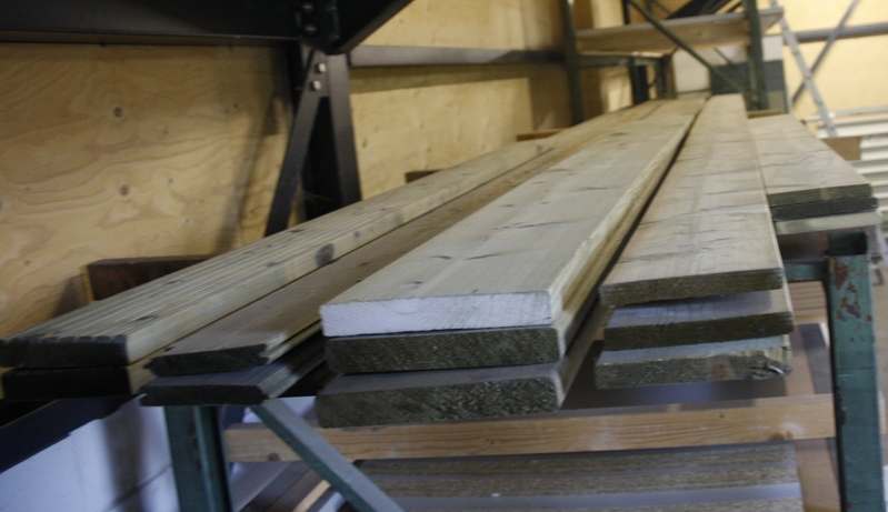 Partij gewolmaniseerd hout Waaronder 4x 19x1.. » Onlineveilingmeester.nl