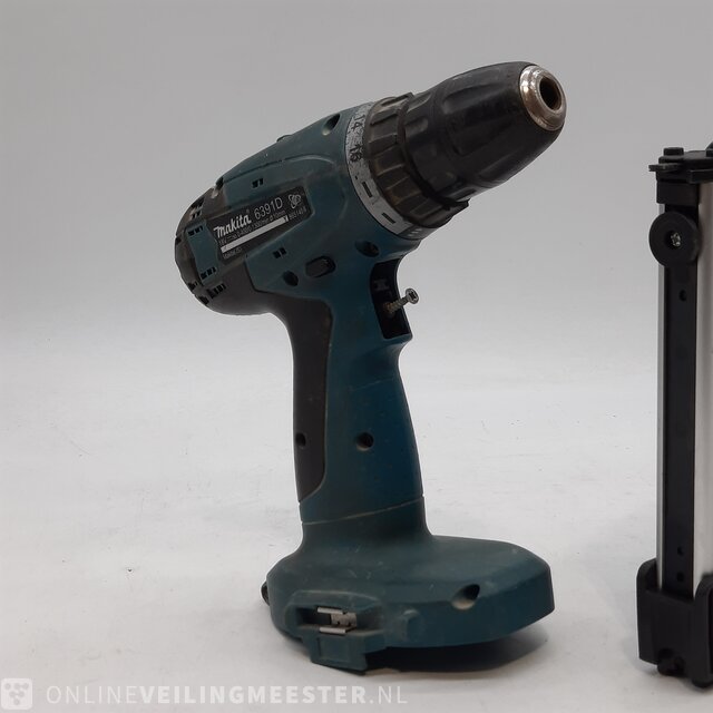 Battery drill and 1x battery tacker Makita including BST221