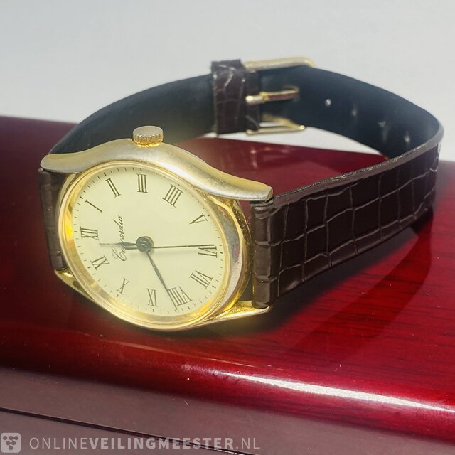 Een grote regulateur met mooi versierde notenhouten kast. Wit